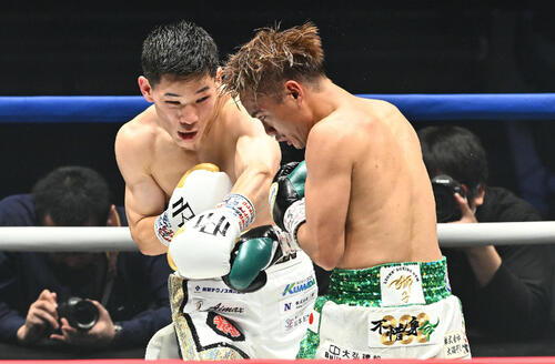 3回、松本（左）は高田にパンチを打ち込む（撮影・滝沢徹郎）