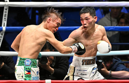 9回、松本（右）は高田にパンチを打ち込む（撮影・滝沢徹郎）