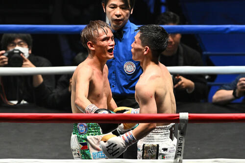 12回を終え健闘をたたえ合う高田（左）と松本（撮影・滝沢徹郎）