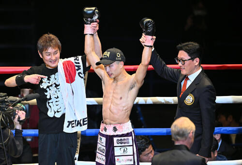 増田（中央）はドネアにTKO勝ちする（撮影・滝沢徹郎）