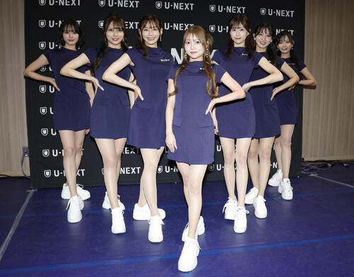 ポーズを取るラウンドガール。左から千鶴梨瑚、羽瀬レイナ、野々宮有希、早河ルカ、神城朱里、池永百合、小湊美月（撮影・山本朝陽）