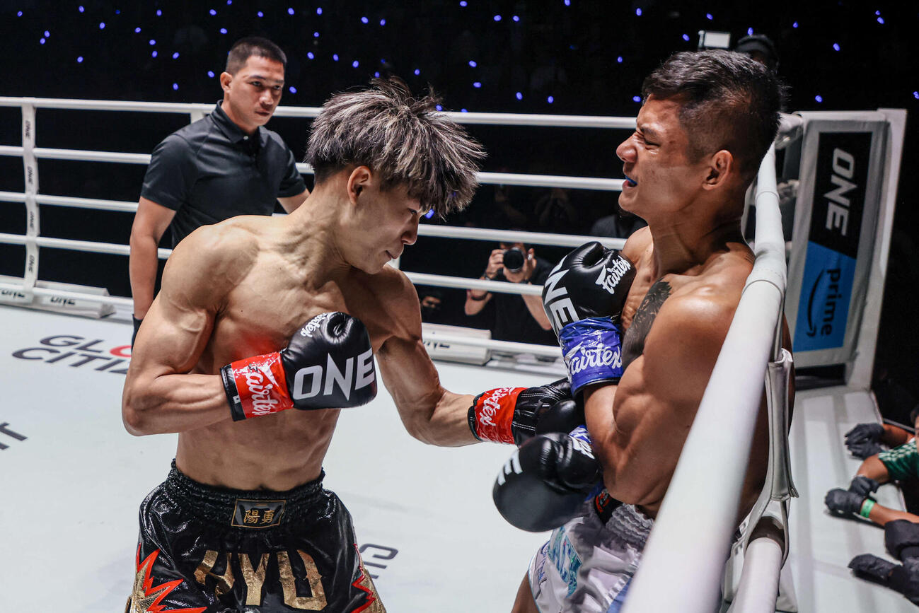 ボディ連打で2度目のダウンを奪った陽勇（C）ONE Championship