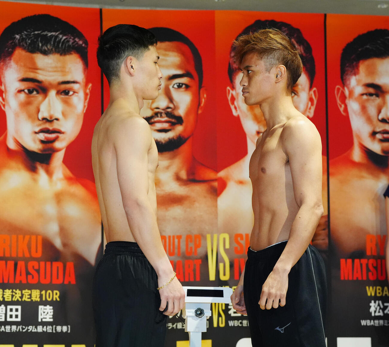 WBA世界ミニマム級タイトルマッチの公式計量後、フェイスオフを行う王者の松本（左）と同級4位の高田（撮影・江口和貴）