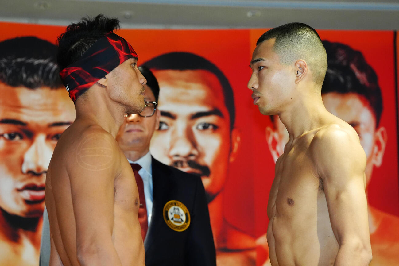 WBA世界バンタム級挑戦者決定戦の公式計量後、フェイスオフを行う同級1位のドネア（左）と同級4位の増田（撮影・江口和貴）