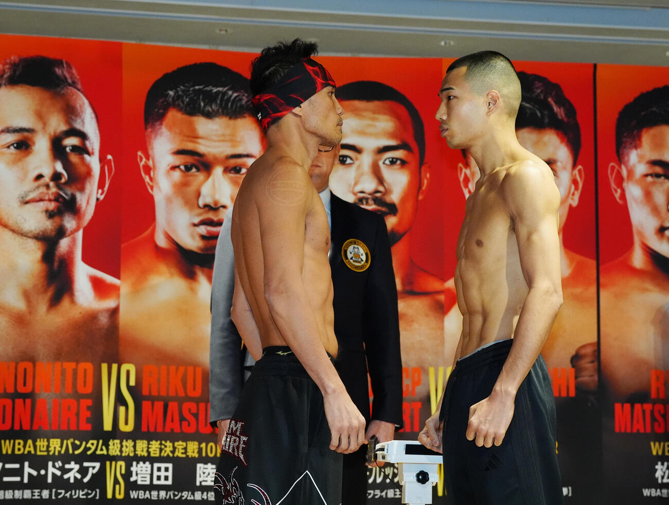 WBA世界バンタム級挑戦者決定戦の公式計量後、フェイスオフを行う同級1位のドネア（左）と同級4位の増田（撮影・江口和貴）