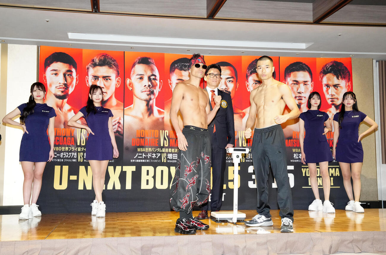 WBA世界バンタム級挑戦者決定戦の公式計量後、写真に納まる同級1位のドネア（中央左）と同級4位の増田。後方左からU－NEXTボクシングラウンドガールの羽瀬レイナ、小湊美月、1人おいて千鶴梨瑚、池永百合（撮影・江口和貴）