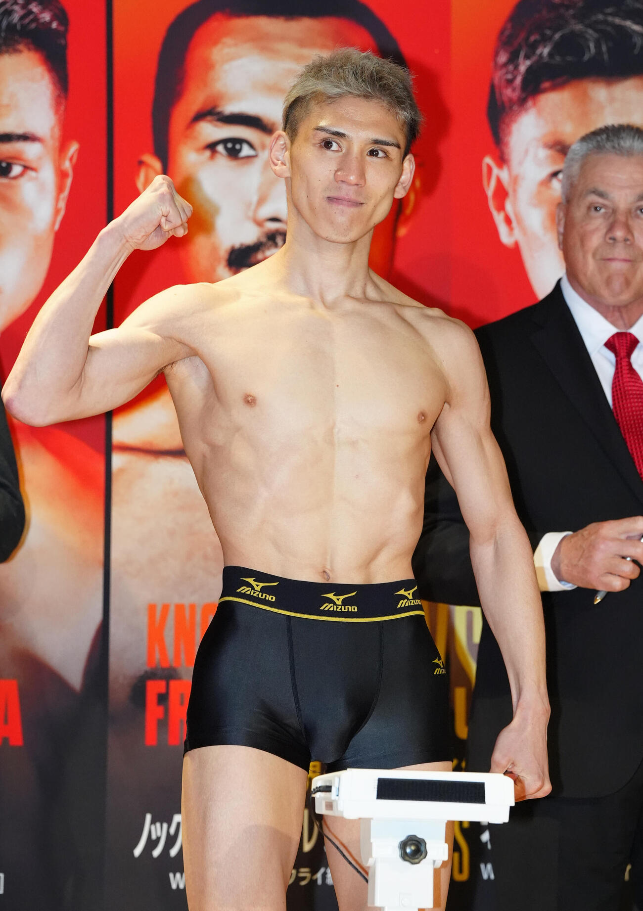 WBO世界フライ級タイトルマッチの公式計量をクリアする同級6位の飯村（撮影・江口和貴）