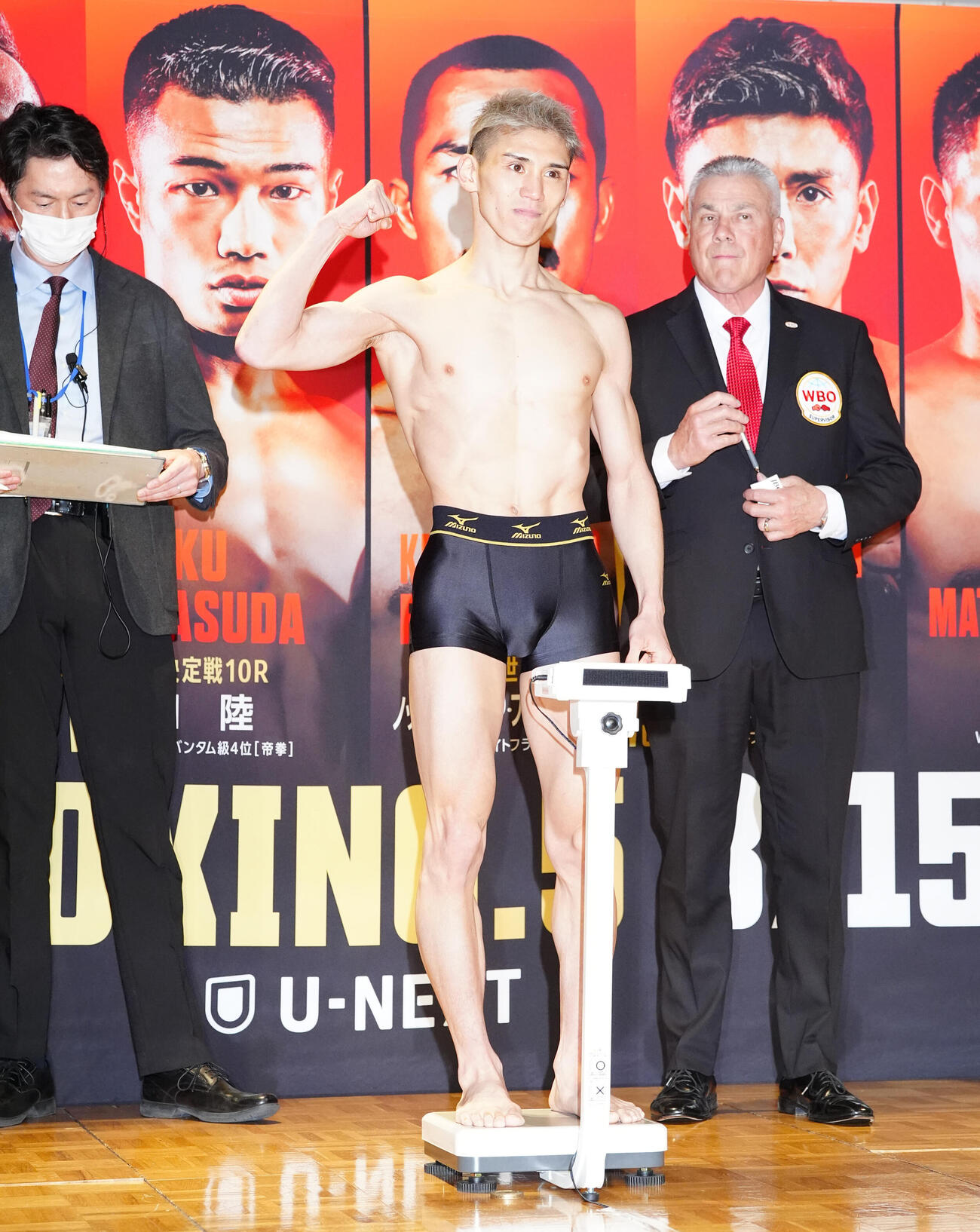 WBO世界フライ級タイトルマッチの公式計量をクリアする同級6位の飯村（撮影・江口和貴）