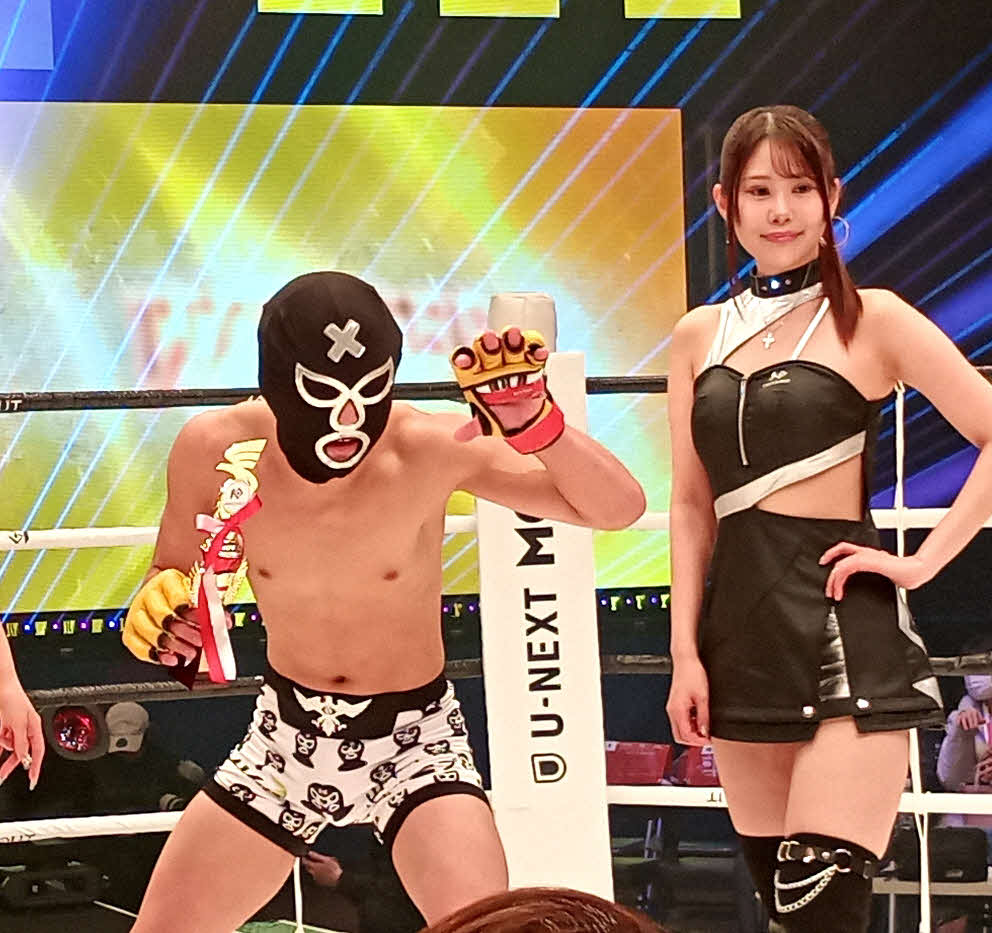 快勝した戦闘員1号。試合はマスクを脱いで行います。素顔が見たい方は会場へ（右はKNOCK OUTガールズの神楽坂茜）