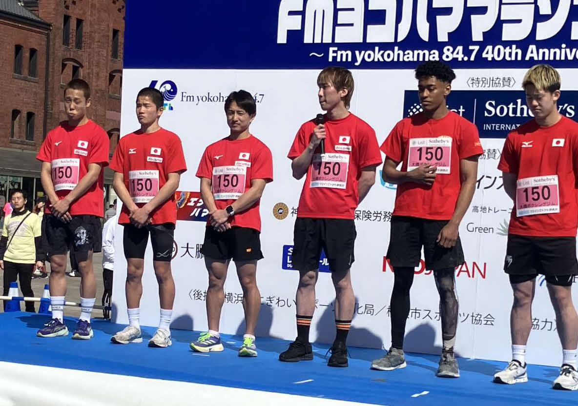 FMヨコハマ・マラソンのハーフリレーマラソンの部で2年連続優勝した大橋ジム勢（大橋ジム提供）