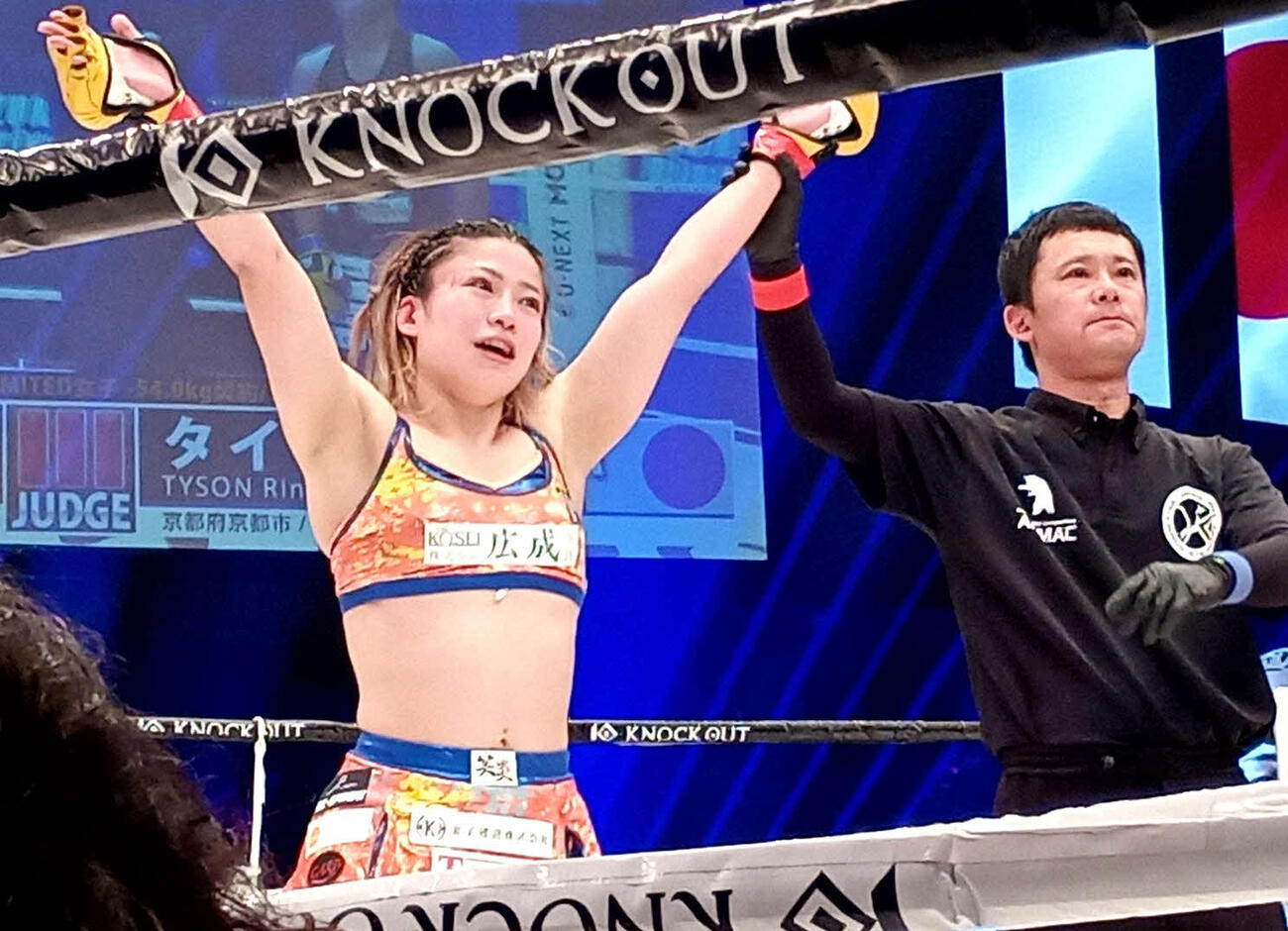 強烈なパウンドを投下して判定勝ちした鈴木万李弥