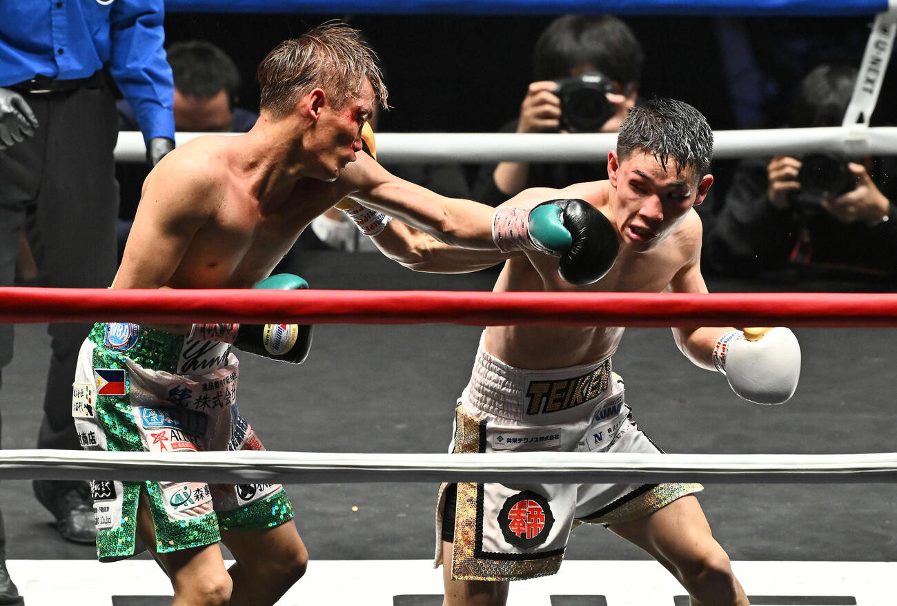 12回、パンチを打ち合う松本流（右）と高田（撮影・滝沢徹郎）