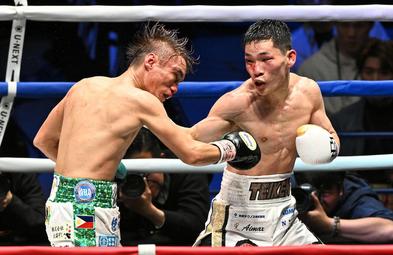 9回、松本（右）は高田にパンチを打ち込む（撮影・滝沢徹郎）