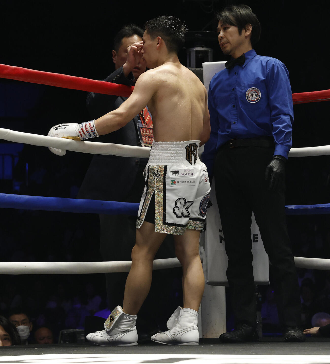 9回、治療を受ける松本（撮影・山本朝陽）