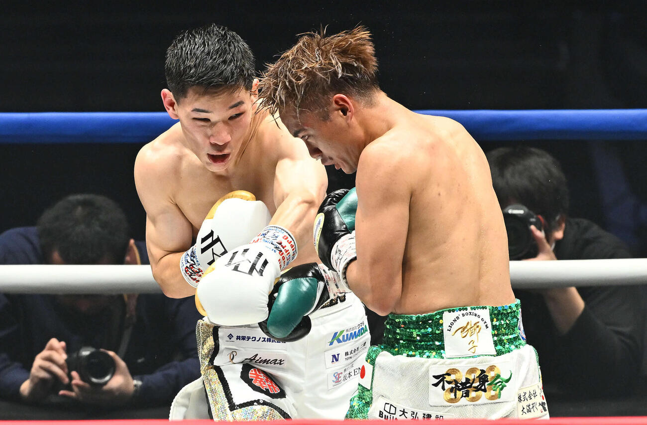 3回、松本（左）は高田にパンチを打ち込む（撮影・滝沢徹郎）