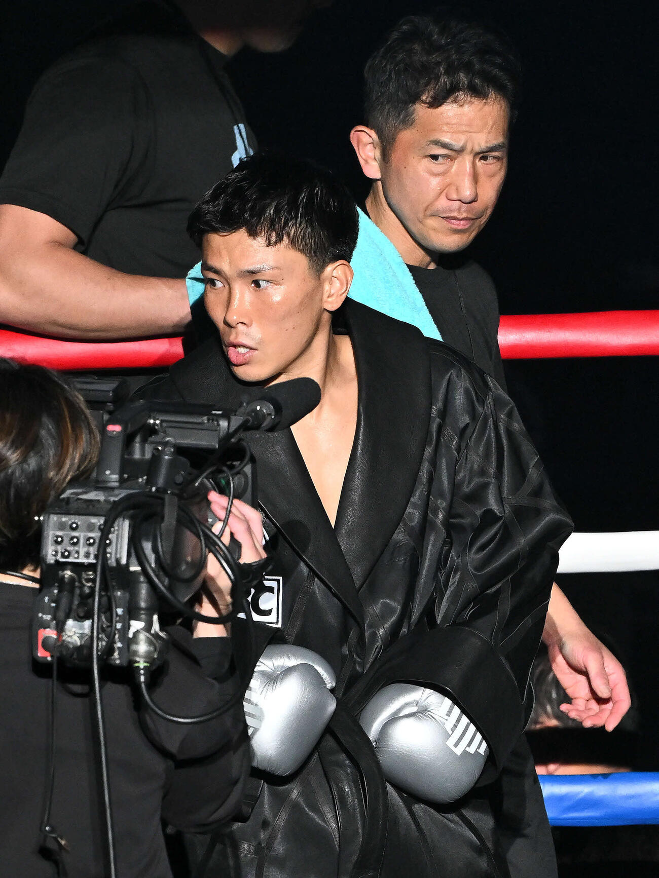 リングインした岩田。後方は田中トレーナー（撮影・滝沢徹郎）