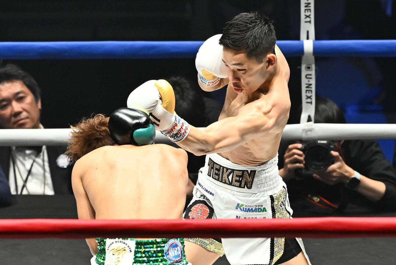 1回、松本（右）は高田にパンチを打ち込む（撮影・滝沢徹郎）