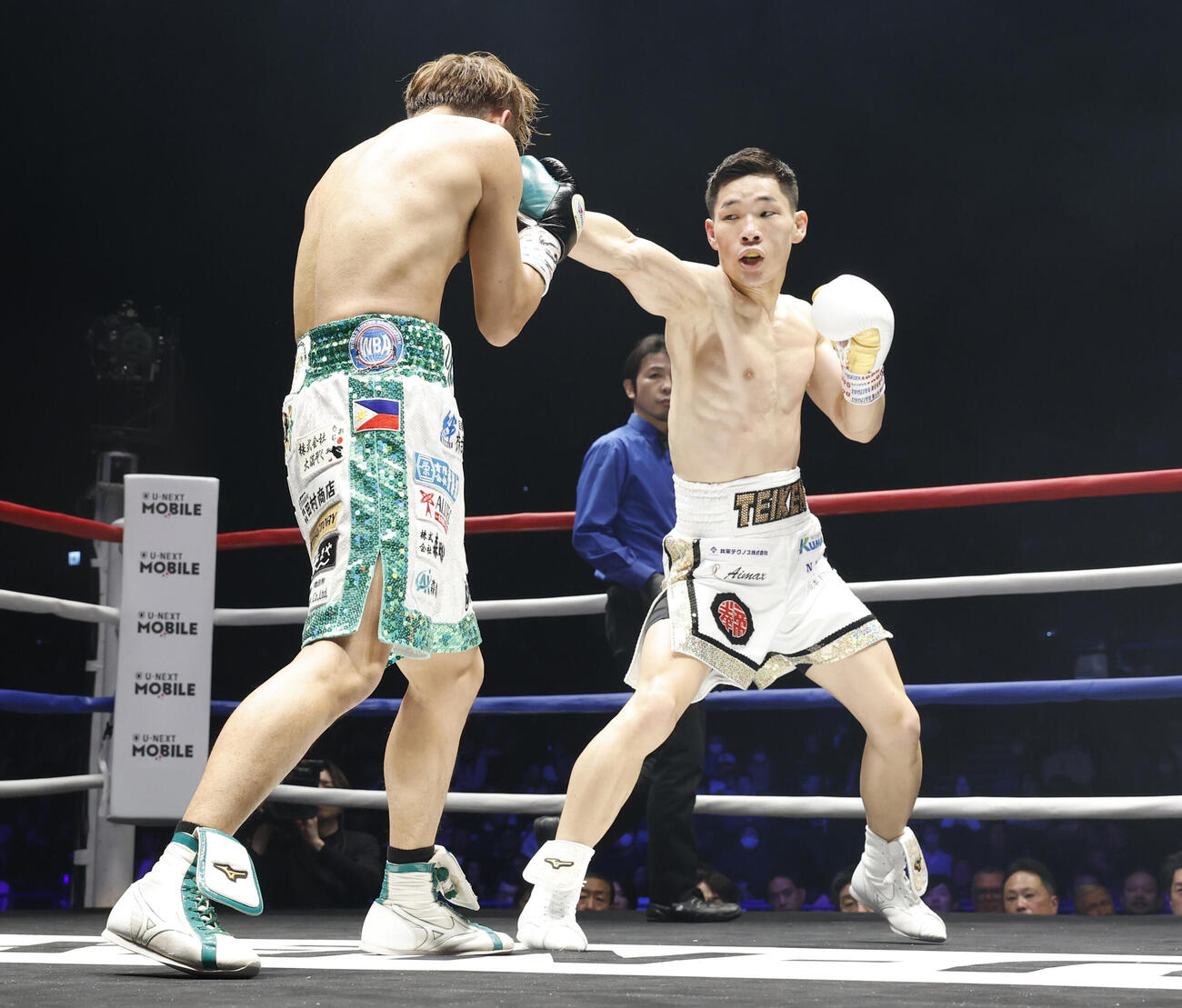 2回、高田（左）を攻める松本（撮影・山本朝陽）