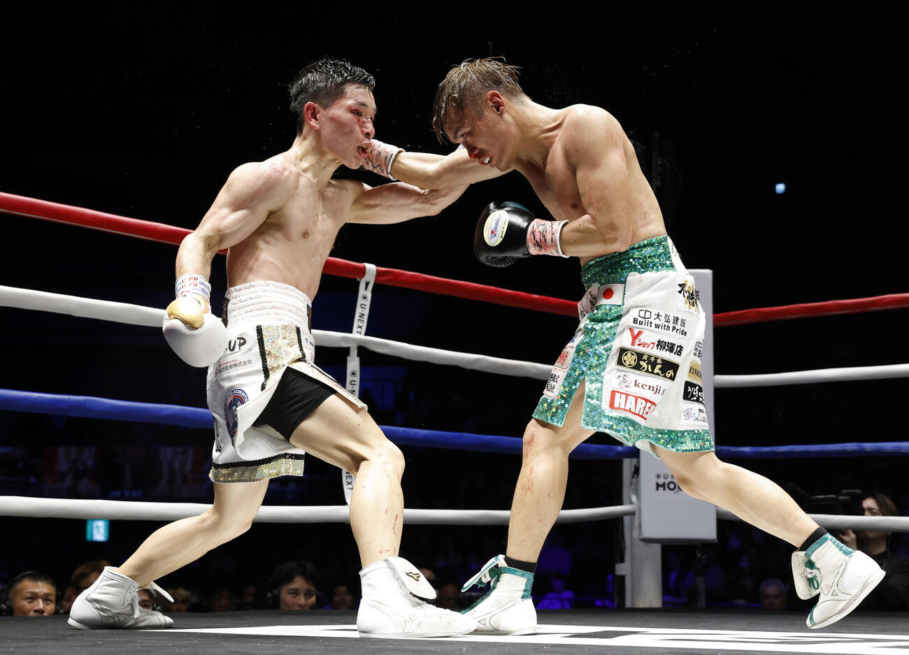 9回、攻め合う松本（左）と高田（撮影・山本朝陽）