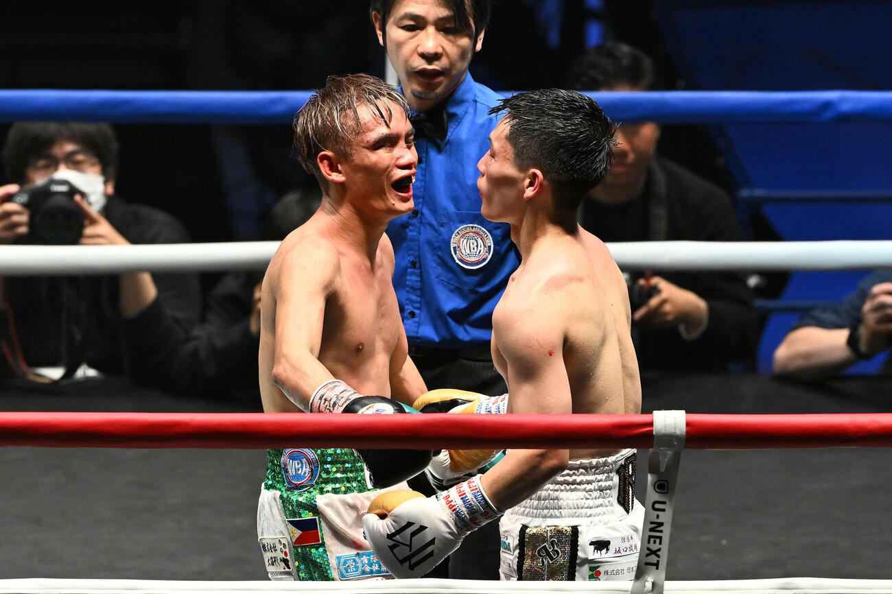 12回を終え健闘をたたえ合う高田（左）と松本（撮影・滝沢徹郎）