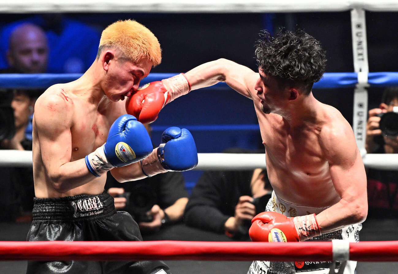 3回、愛甲（右）は倉持にパンチを打ち込む（撮影・滝沢徹郎）