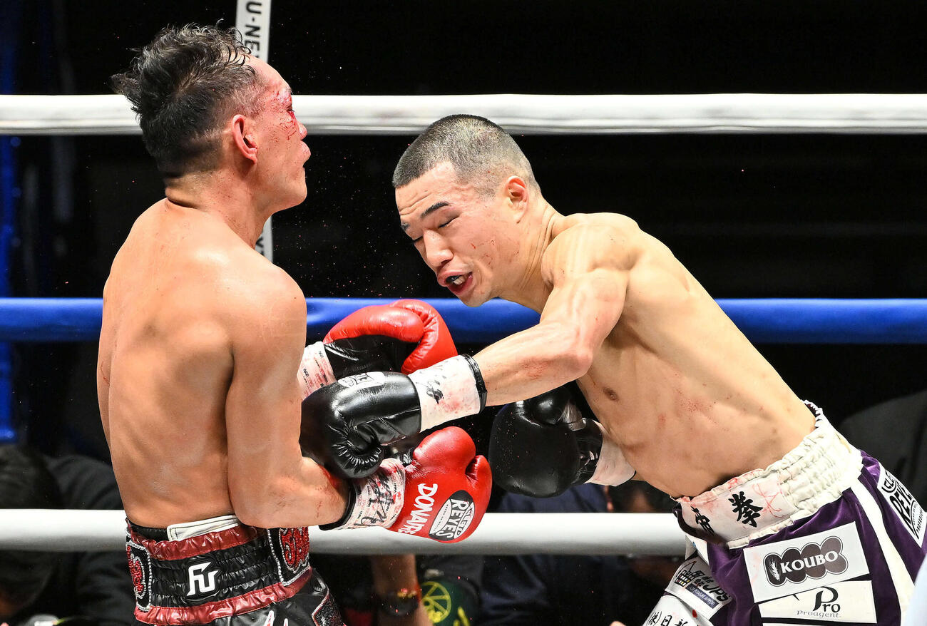 6回、増田（右）はドネアにパンチを打ち込む（撮影・滝沢徹郎）