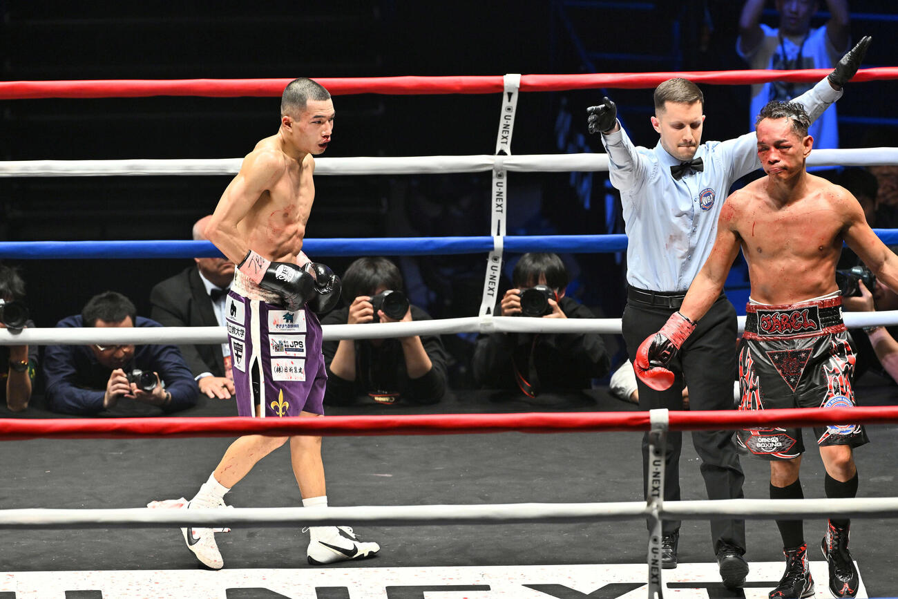8回、増田（左）はドネアにTKO勝ちする（撮影・滝沢徹郎）