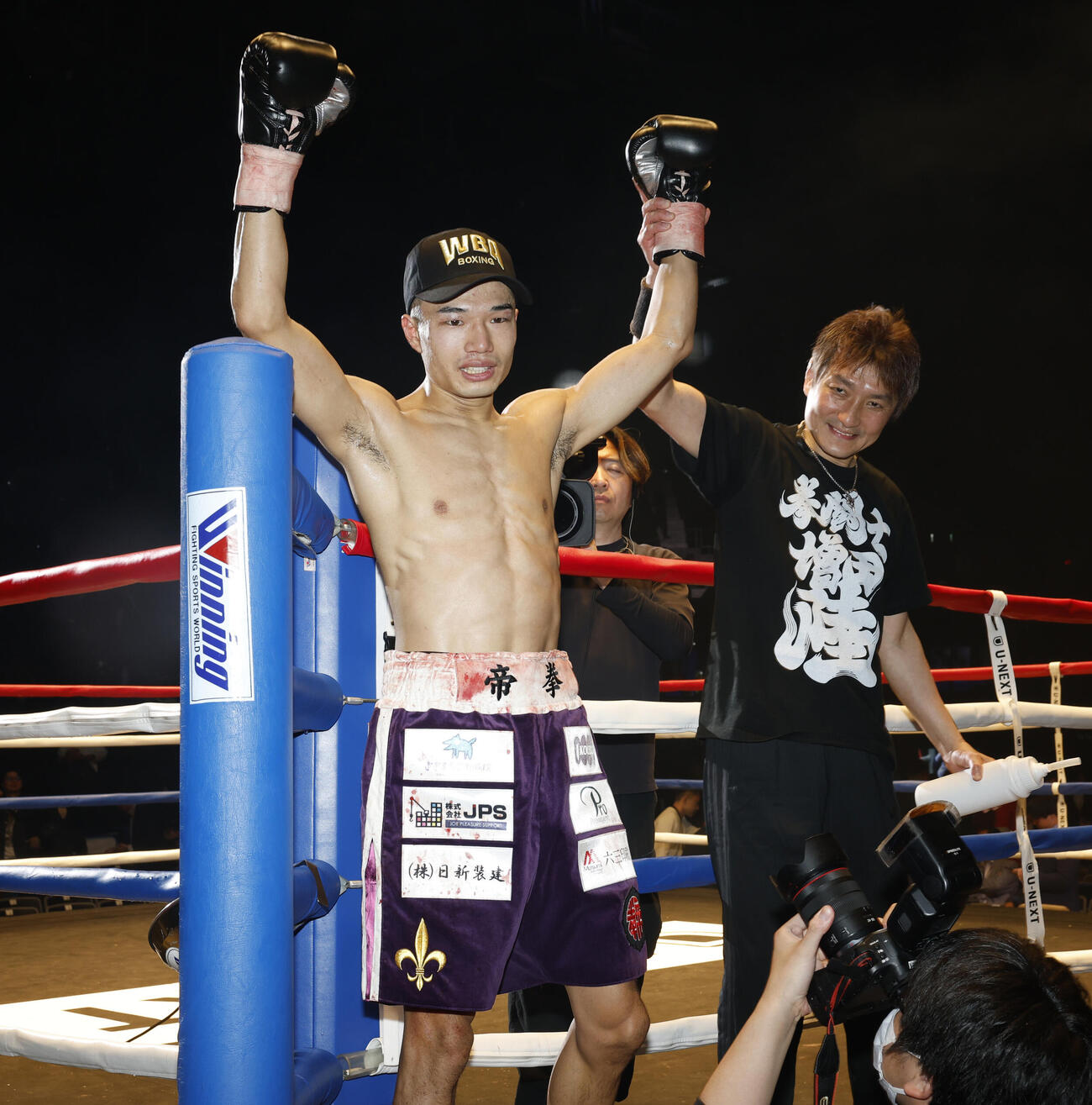 ドネアに8回TKO勝ちし、ガッツポーズする増田（左）（撮影・山本朝陽）