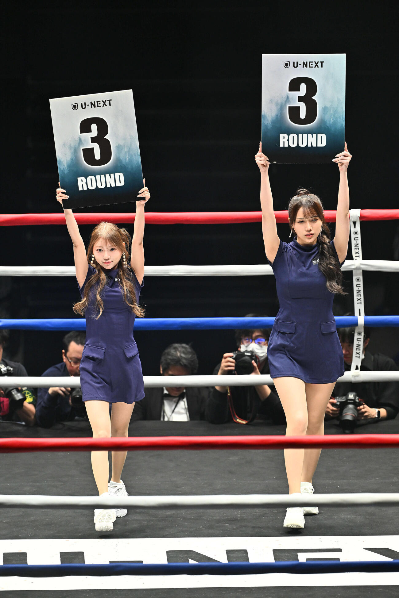 リングを彩るラウンドガール（撮影・滝沢徹郎）