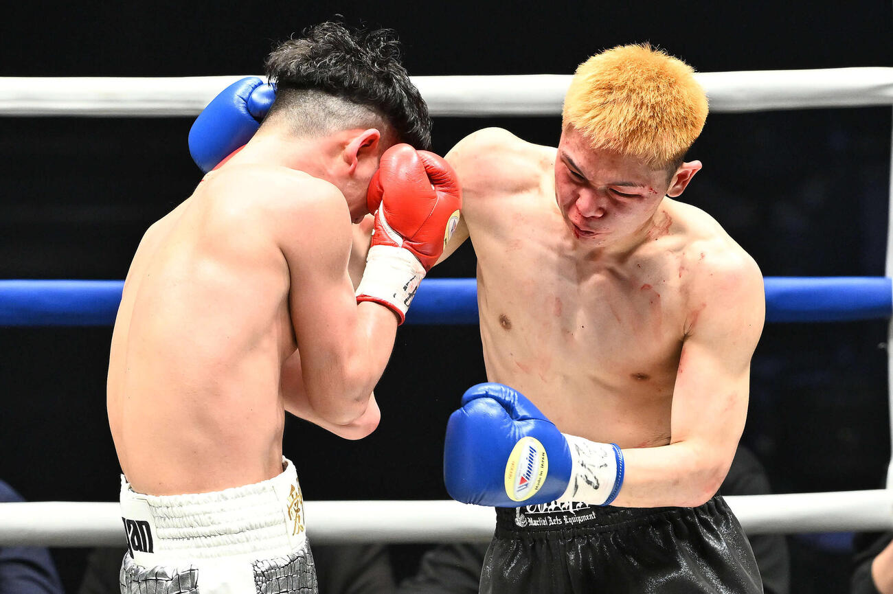 1回、倉持（右）は愛甲にパンチを打ち込む（撮影・滝沢徹郎）