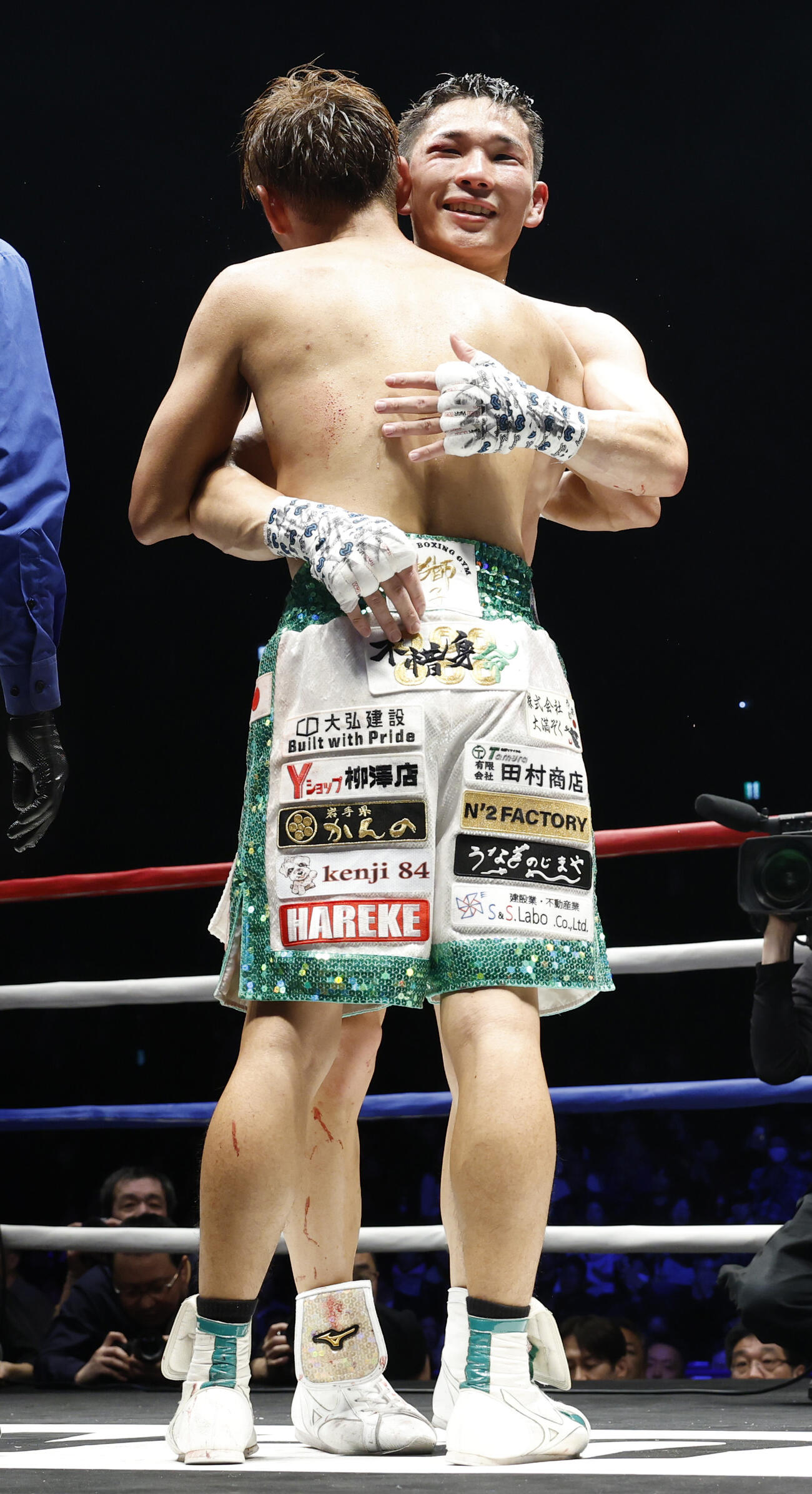 判定勝ちした松本（右）は高田と健闘をたたえ合う（撮影・山本朝陽）