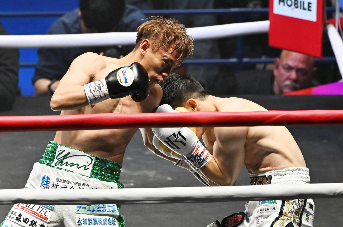 2回、高田（左）は松本にパンチを打ち込む（撮影・滝沢徹郎）