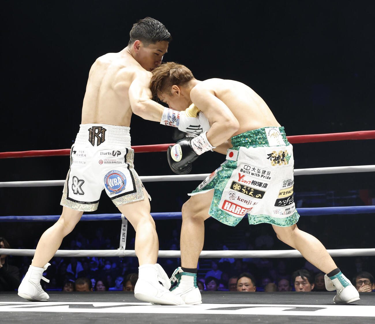 1回、高田（右）を攻める松本（撮影・山本朝陽）