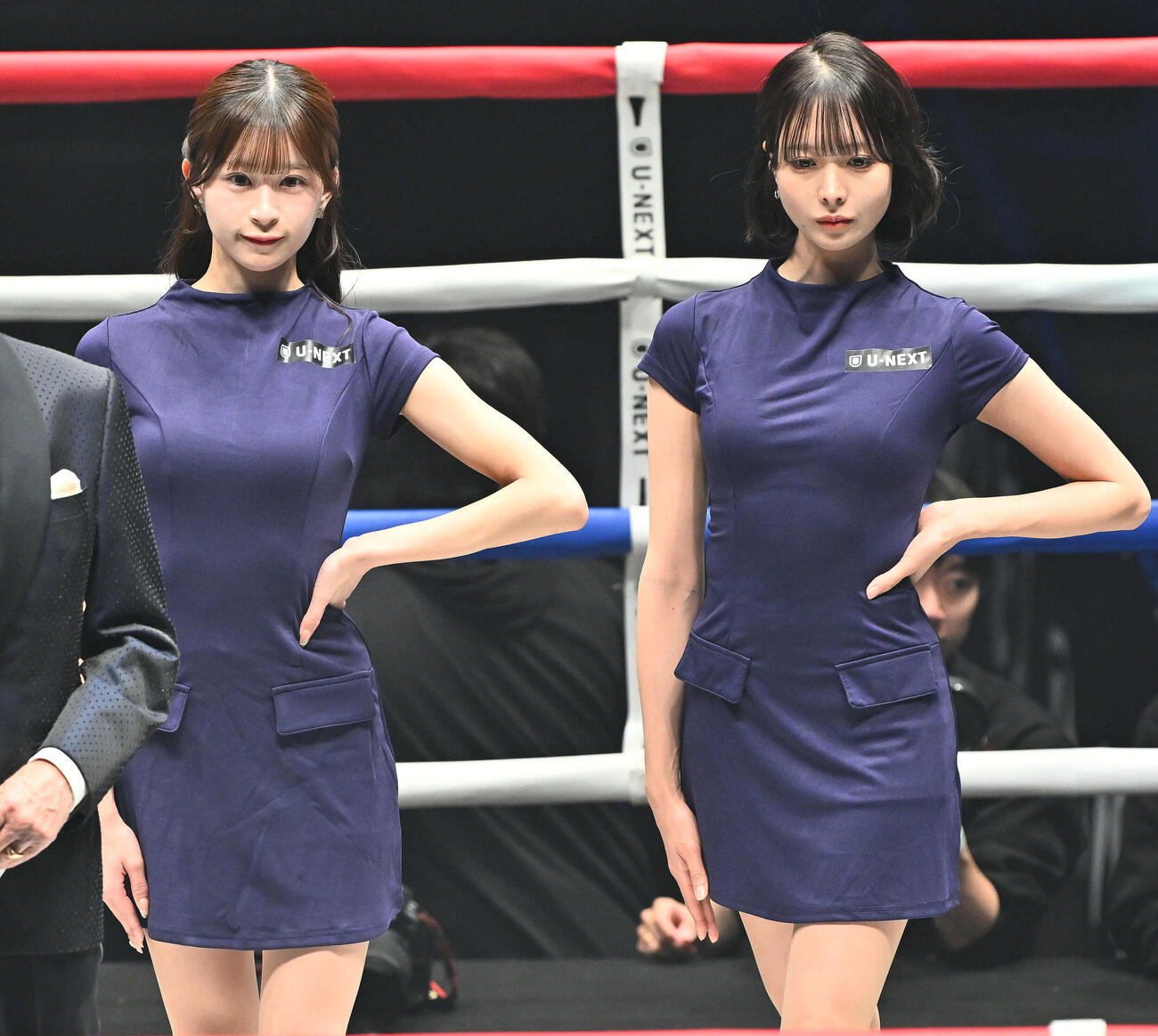 リングを彩るラウンドガール（撮影・滝沢徹郎）