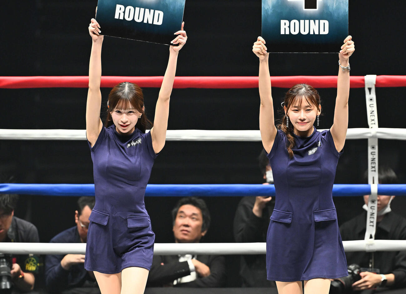 リングを彩るラウンドガール（撮影・滝沢徹郎）