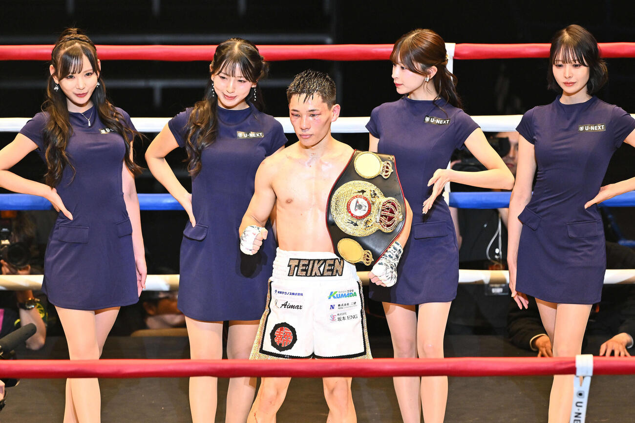 防衛に成功しベルトを肩にかけ記念撮影する松本（撮影・滝沢徹郎）