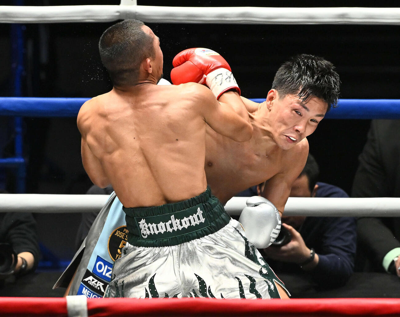 3回、岩田（右）はノックアウトにパンチを打ち込む（撮影・滝沢徹郎）