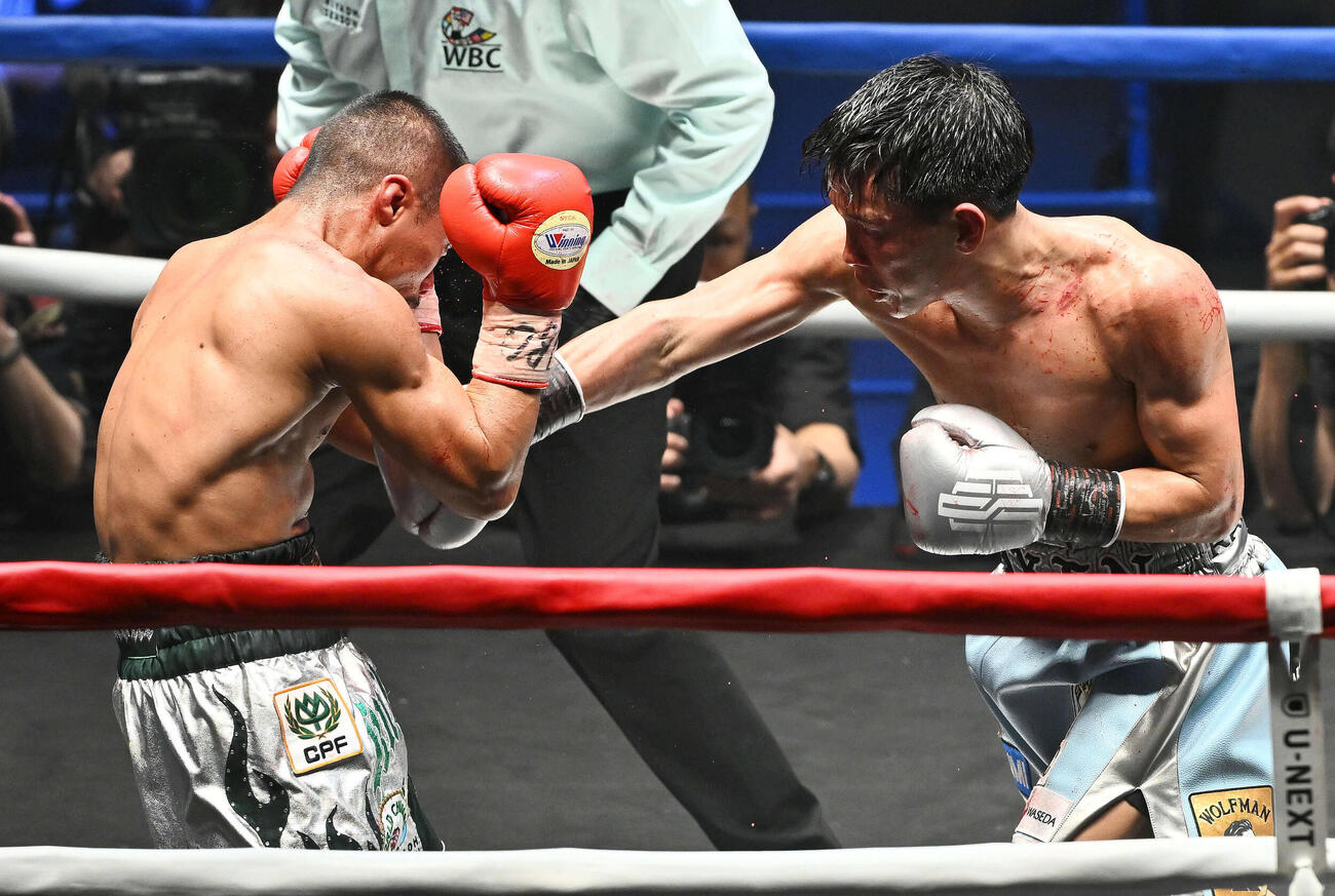 3回、岩田（右）はノックアウトにパンチを打ち込む（撮影・滝沢徹郎）