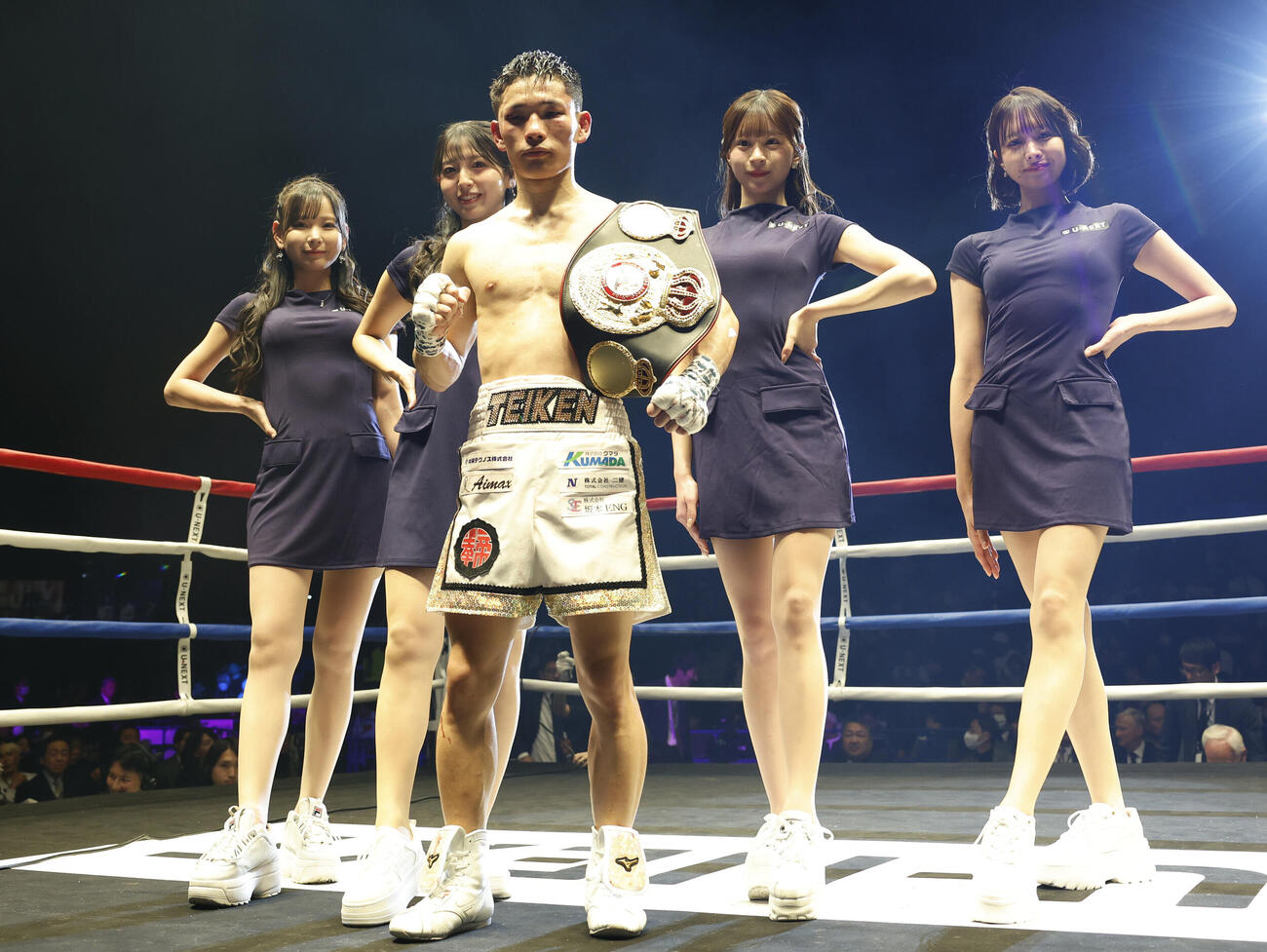 判定勝ちし、記念撮影に納まる松本（中央）（撮影・山本朝陽）