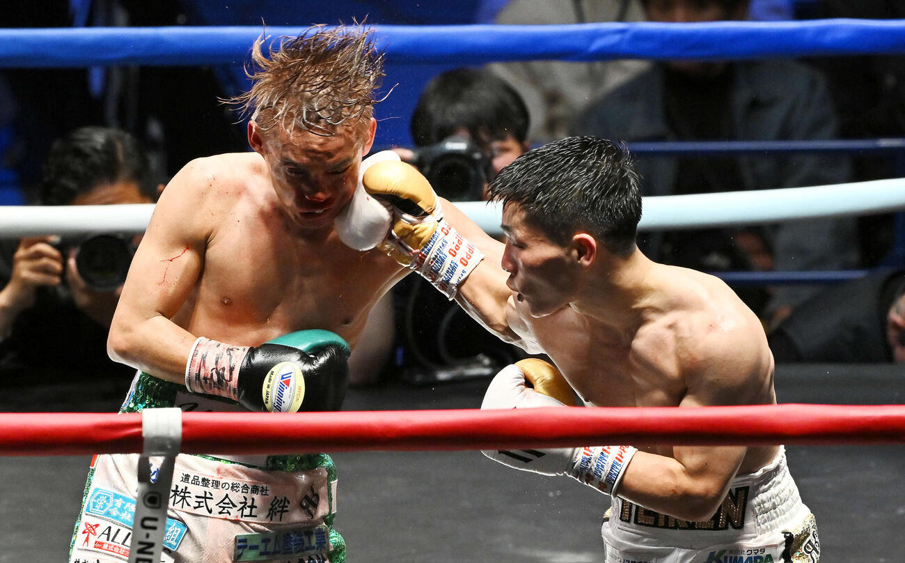 10回、松本（右）は高田にパンチを打ち込む（撮影・滝沢徹郎）