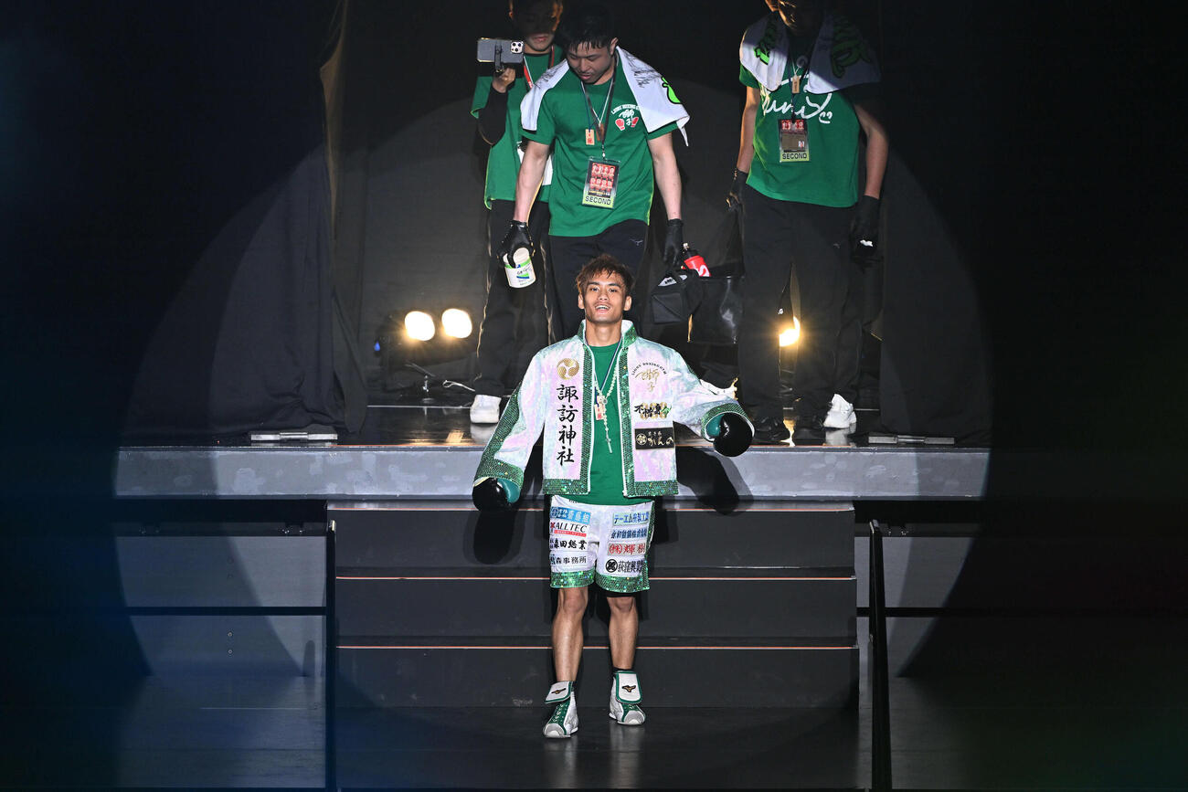 松本対高田　入場する高田（撮影・滝沢徹郎）
