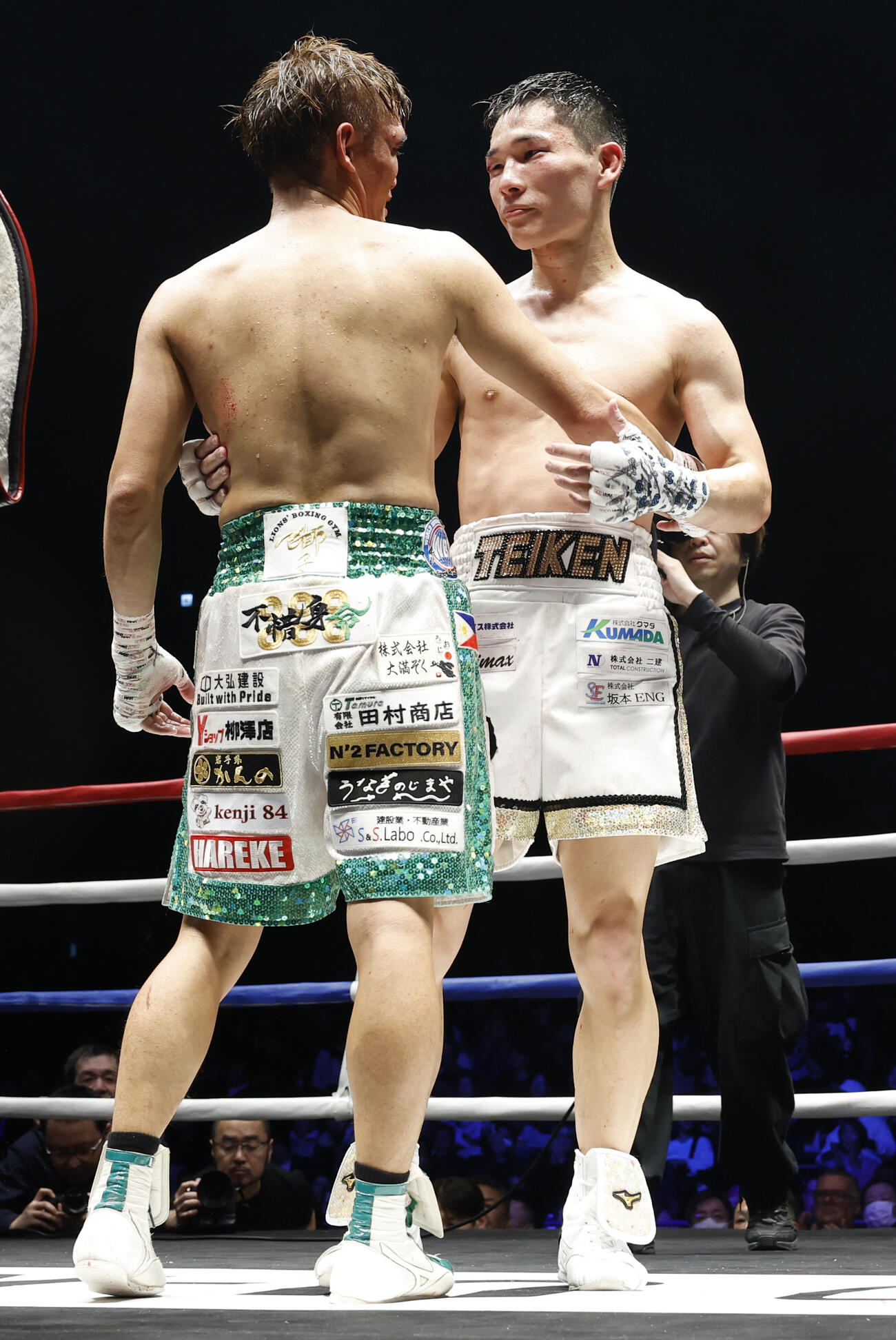 判定勝ちした松本（右）は高田と健闘をたたえ合う（撮影・山本朝陽）