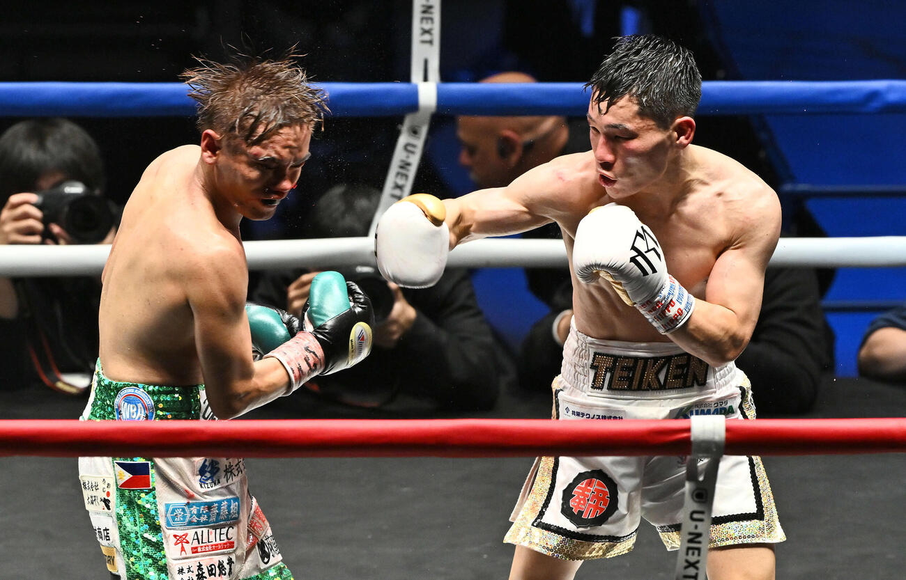 12回、松本（右）は高田にパンチを打ち込む（撮影・滝沢徹郎）