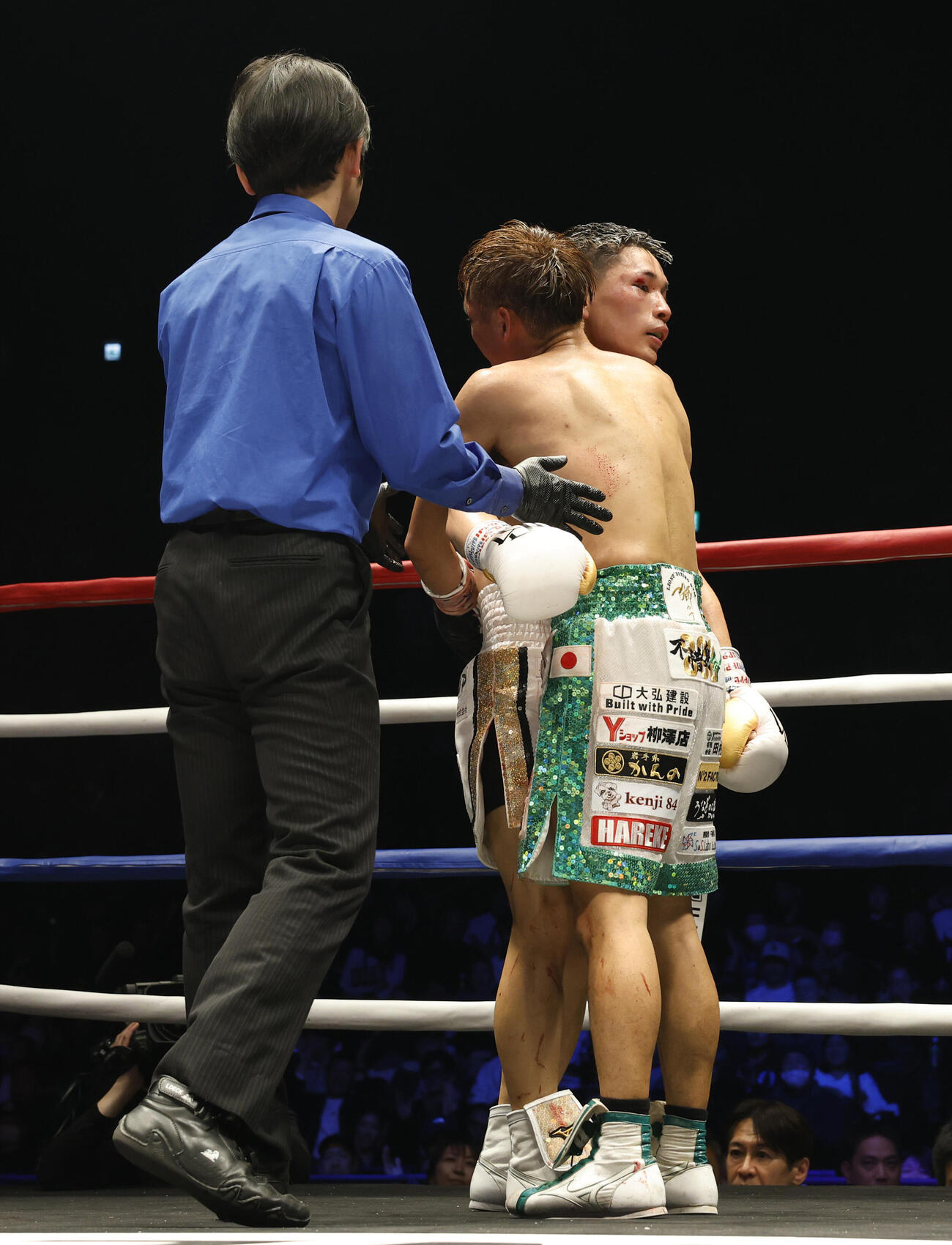 12回を終え、高田と健闘をたたえ合う松本（後方）（撮影・山本朝陽）