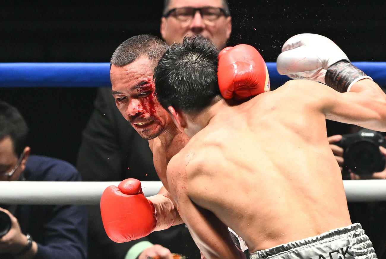 7回、流血するノックアウト（後方）（撮影・滝沢徹郎）