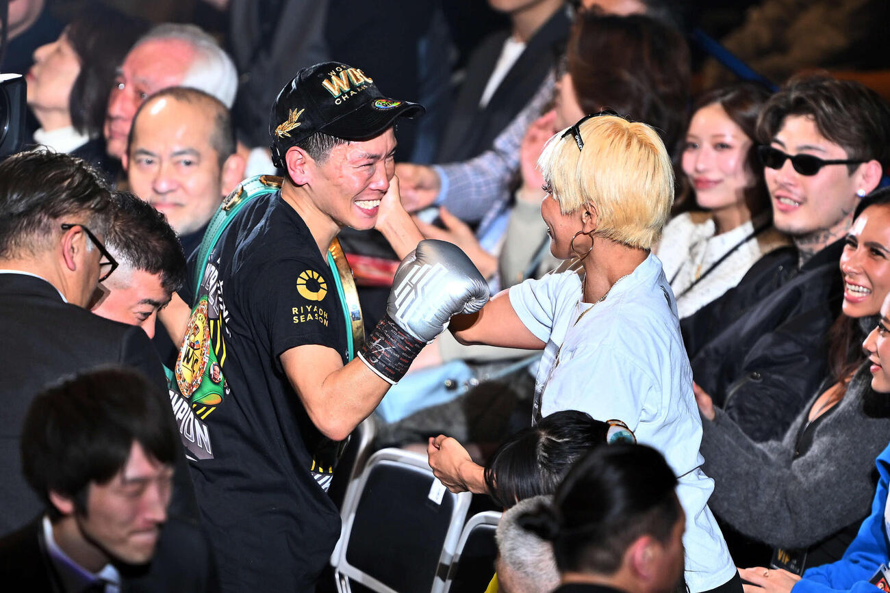 試合後、新チャンピオンとなった岩田（左）は山本美憂から祝福される（撮影・滝沢徹郎）