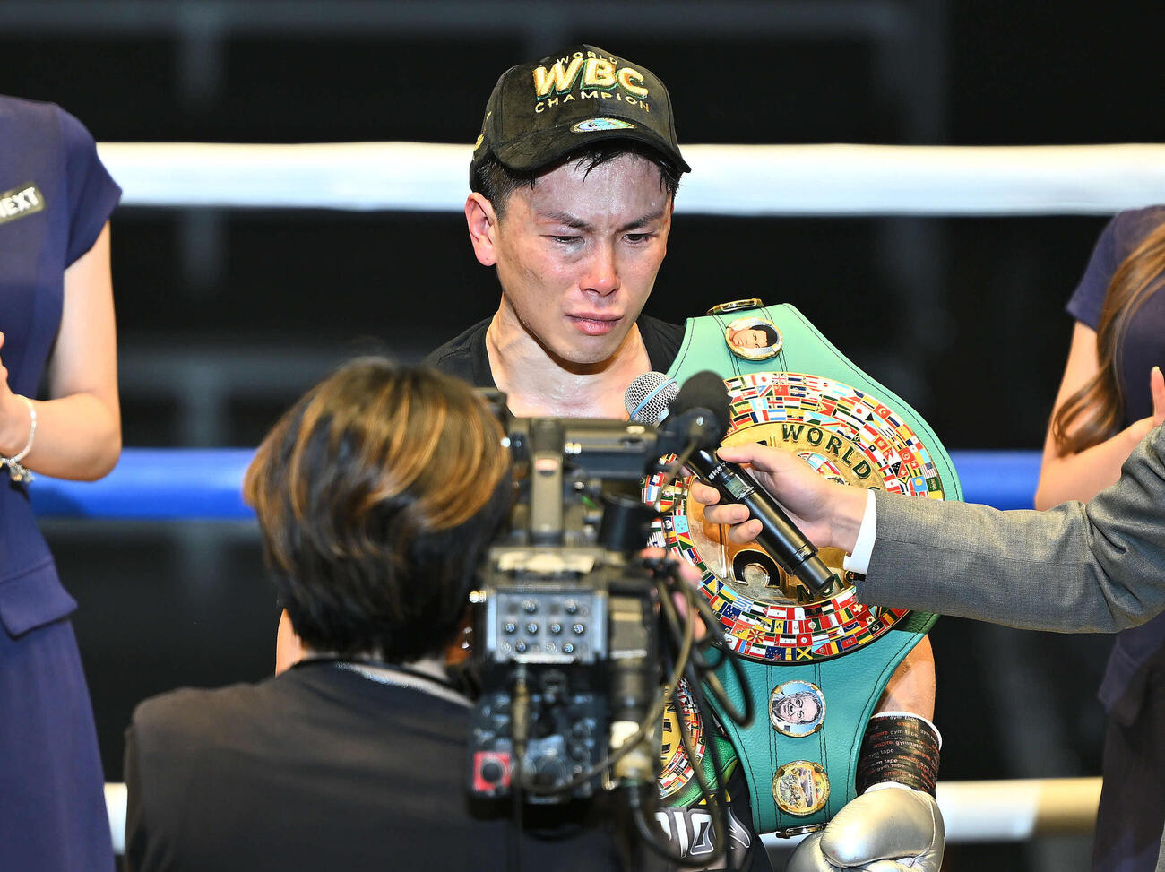 新チャンピオンとなった岩田はインタビューで感極まる（撮影・滝沢徹郎）