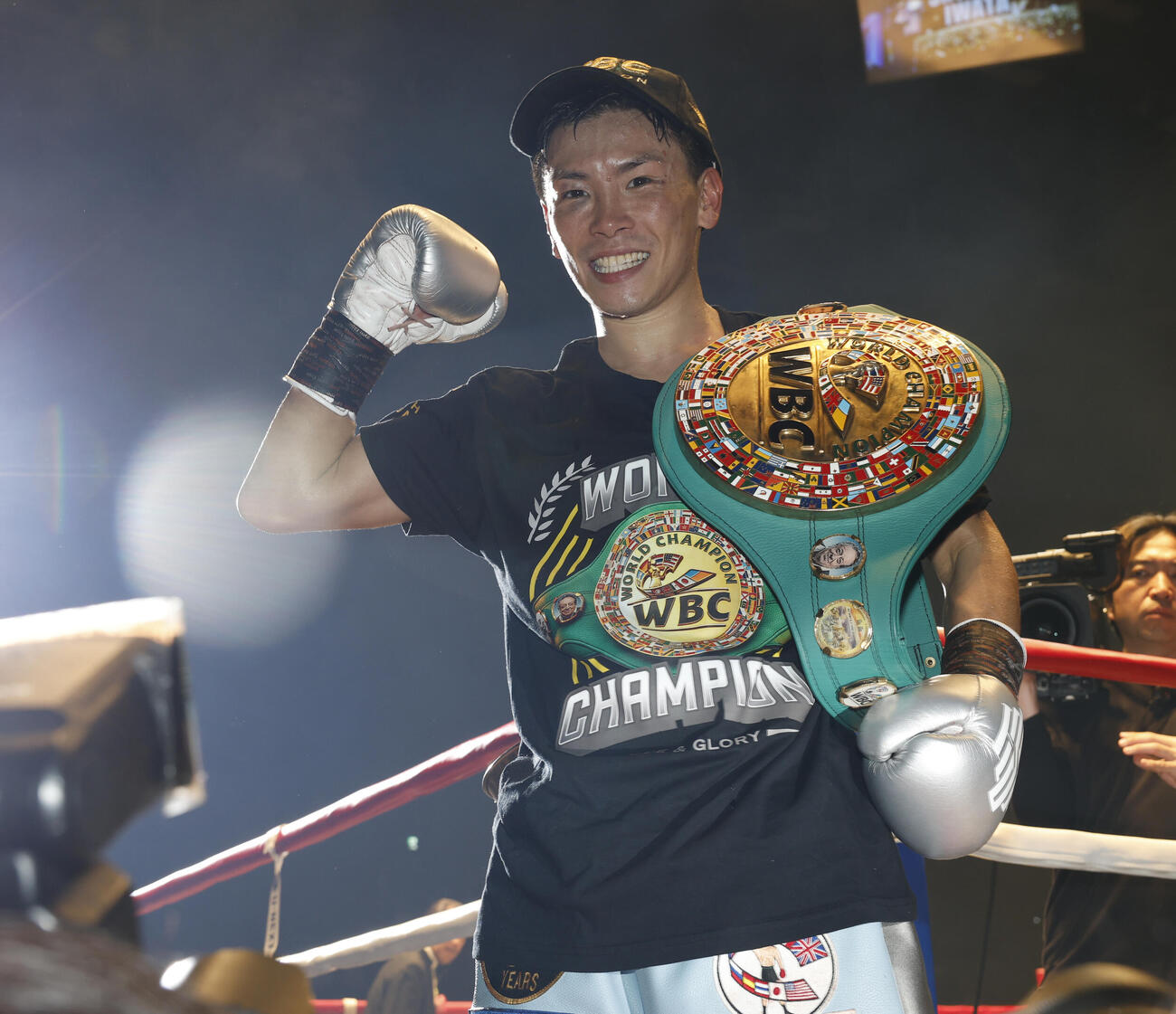 負傷判定勝ちでWBC世界ライトフライ級新王者となった岩田は笑顔でガッツポーズ（撮影・山本朝陽）