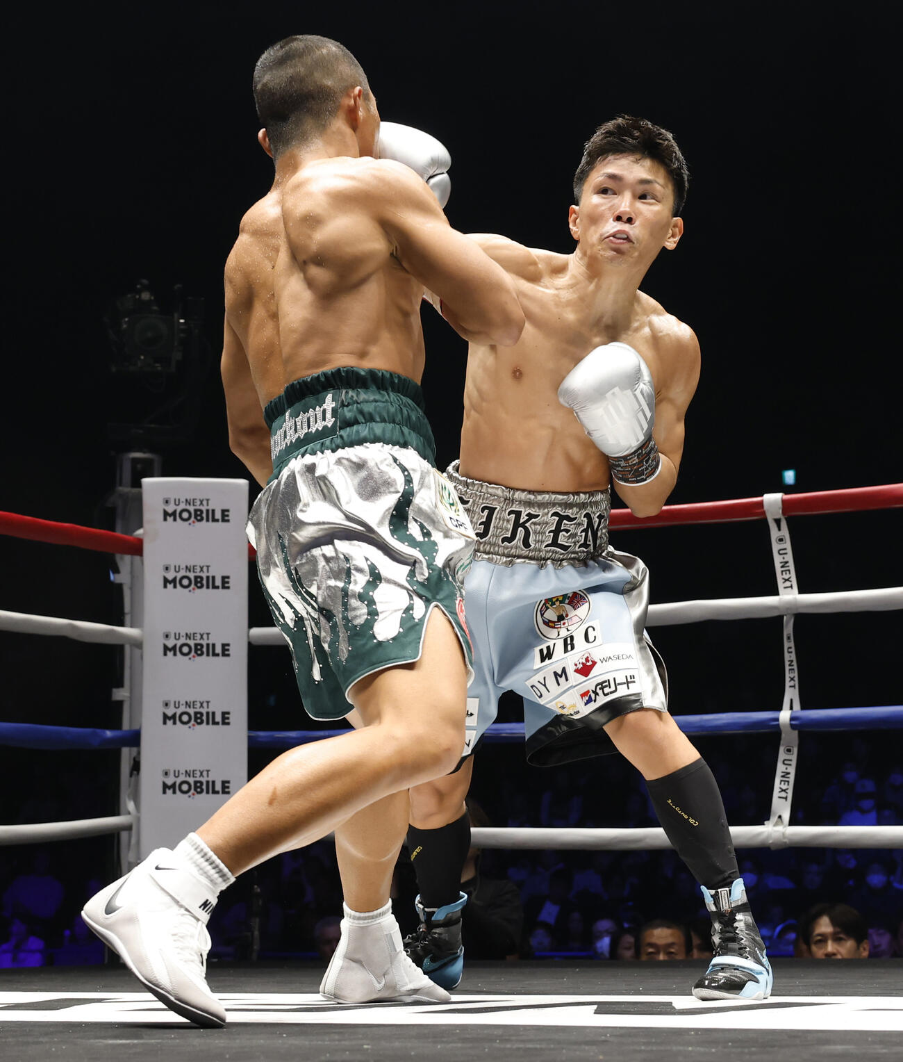 1回、ノックアウト（左）を攻める岩田（撮影・山本朝陽）