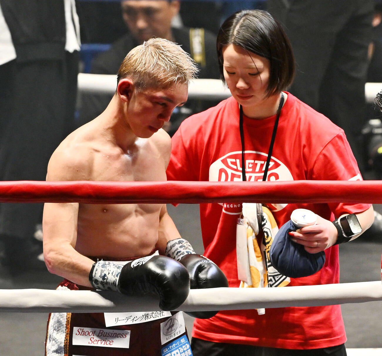 オラスクアガにTKO負けした飯村（左）はトレーナの真成美夫人とリングを後にする（撮影・滝沢徹郎）
